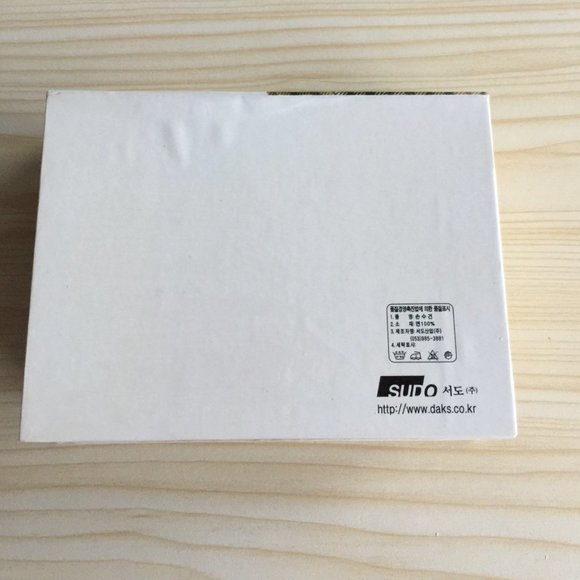 NIB a box of 2 DAKS Scarves/wraps - Picture 6 of 6